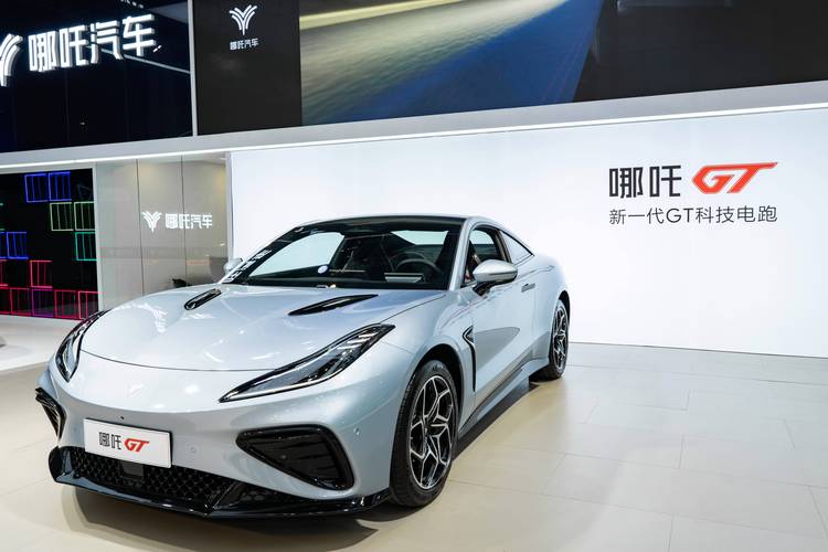 东莞239哪吒汽车在智能汽车领域的表现，领途汽车在新能源汽车市场中的影响力